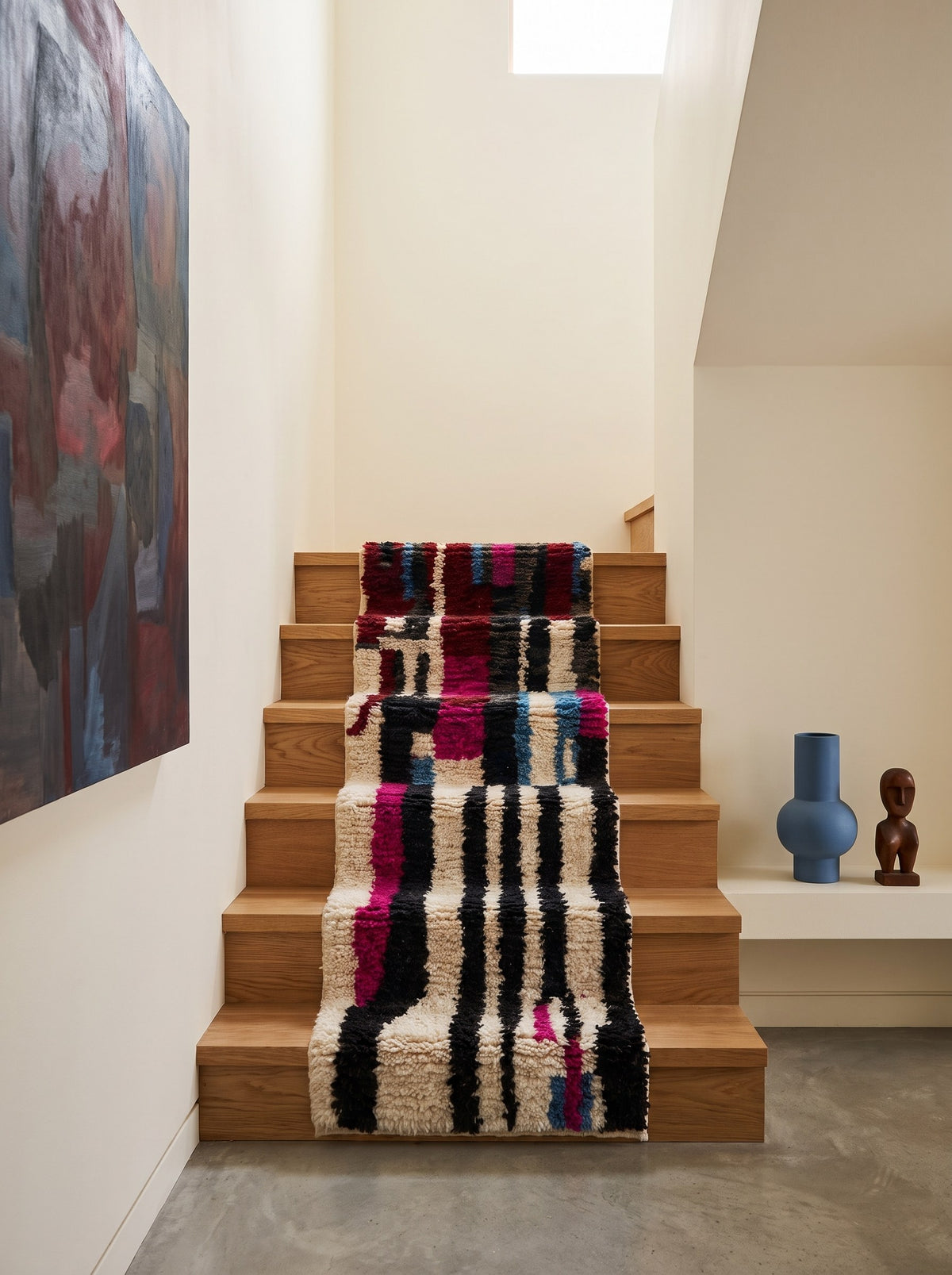 Tapis d'escalier berbère coloré noir et fuchsia Zerouan sur un troisième escalier, noué main au Maroc