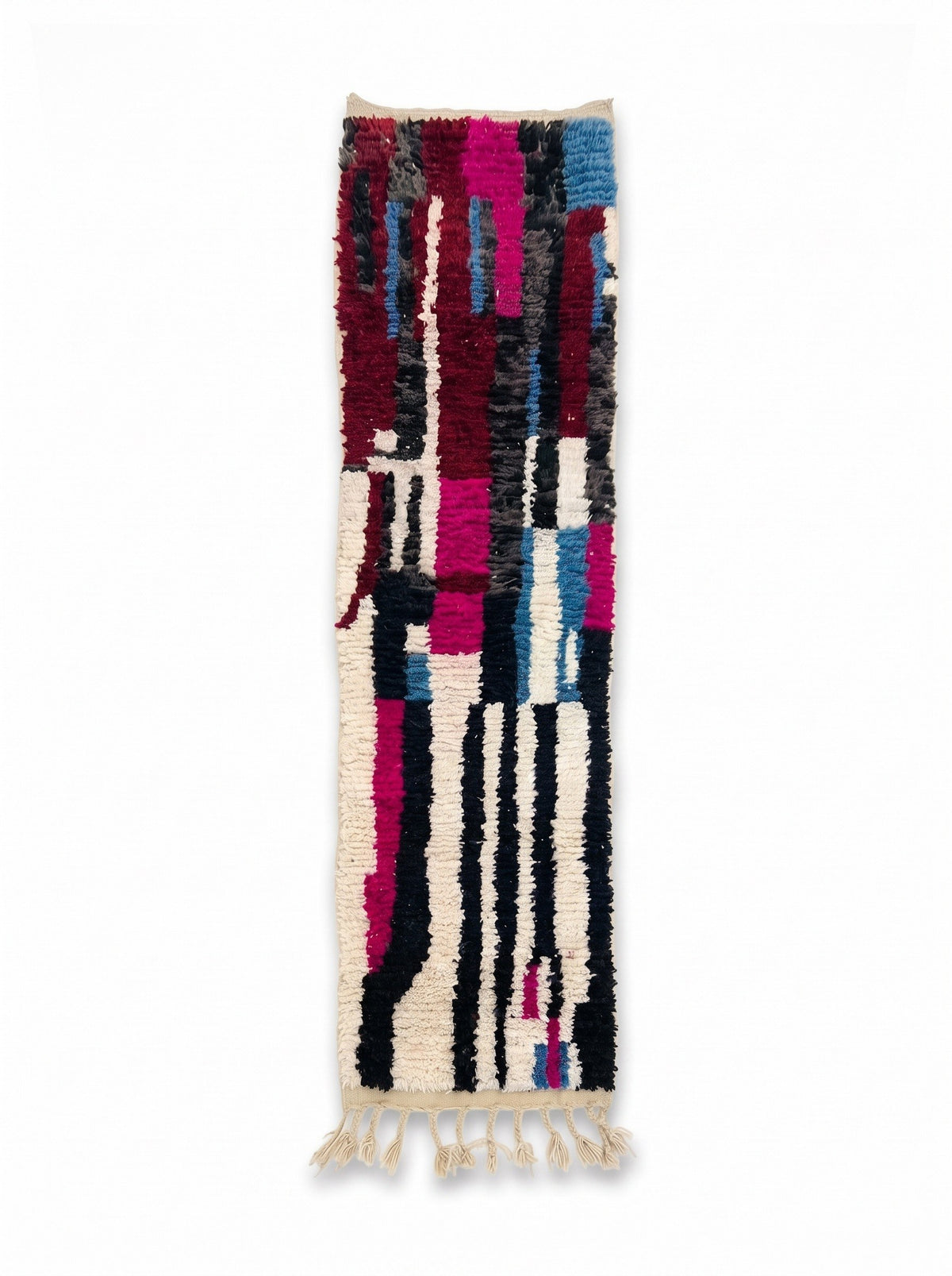 Tapis d'escalier berbère coloré noir et fuchsia Zerouan vu à plat, couloir à poil long, moitié haute