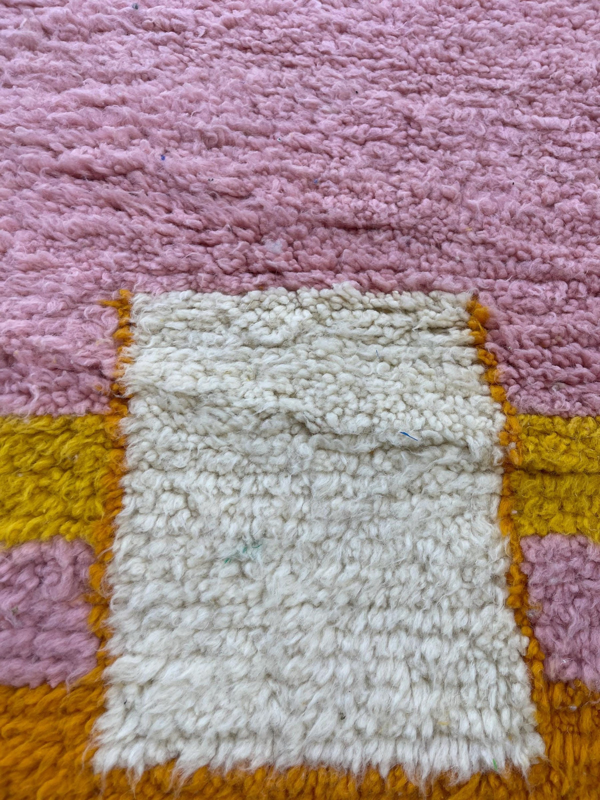 Close-up of the wool of the Berkane Berber stair runner, long-pile sheep's wool in pink