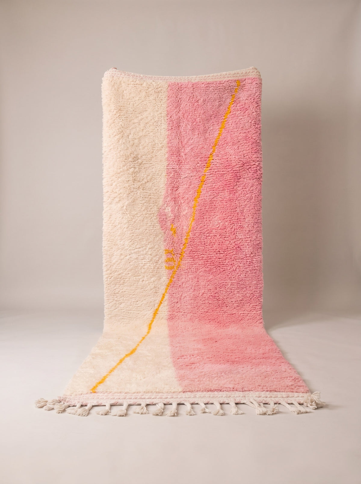 Tapis d'escalier berbère coloré rose et blanc Tanmila suspendu, pièce unique nouée main au Maroc
