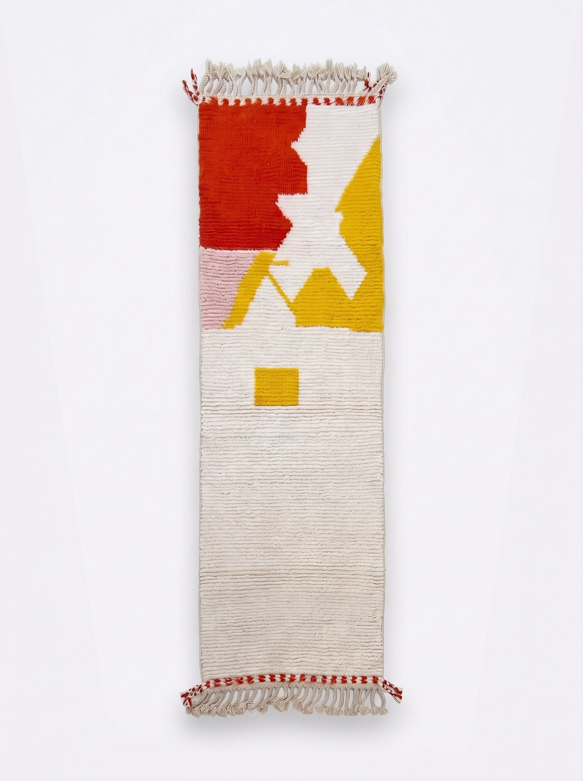 Tapis d'escalier berbère coloré rouge et jaune Farsia vu à plat, couloir écru à poil ras, motif en haut, franges écrues à pompons