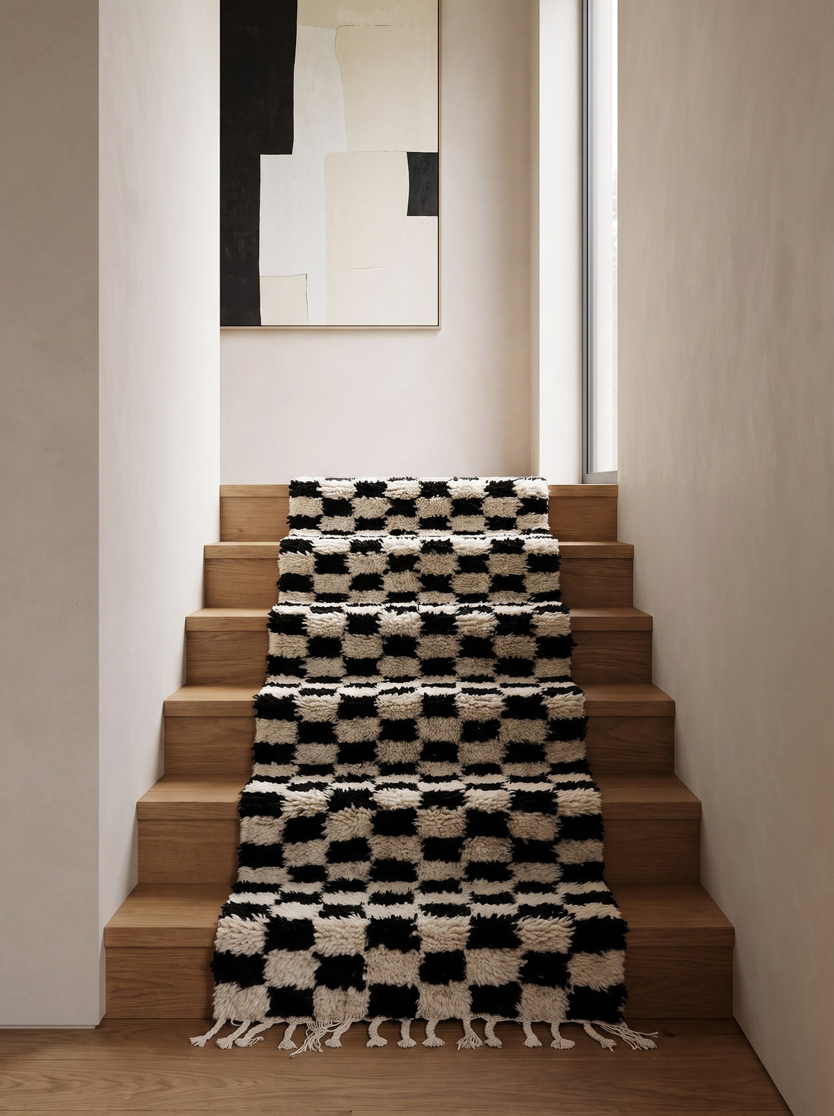 Tapis d'escalier berbère damier noir et blanc Lemzoun sur un escalier, noué main au Maroc