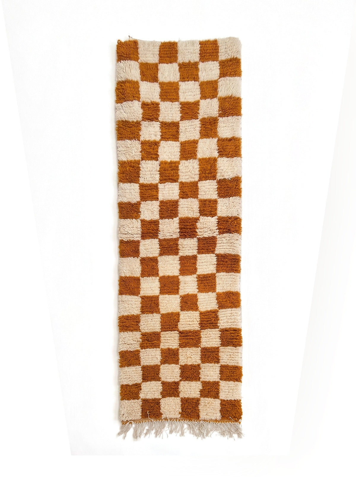 Tapis d'escalier berbère damier rouille et blanc Semdir vu à plat, couloir en damier régulier orange rouille et écru