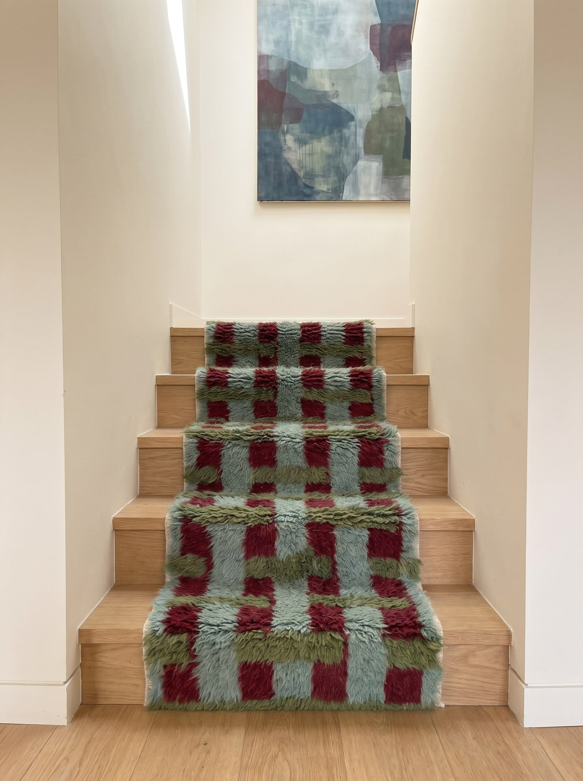 Tapis d'escalier berbère damier vert et bordeaux Oualidia sur un troisième escalier, noué main au Maroc