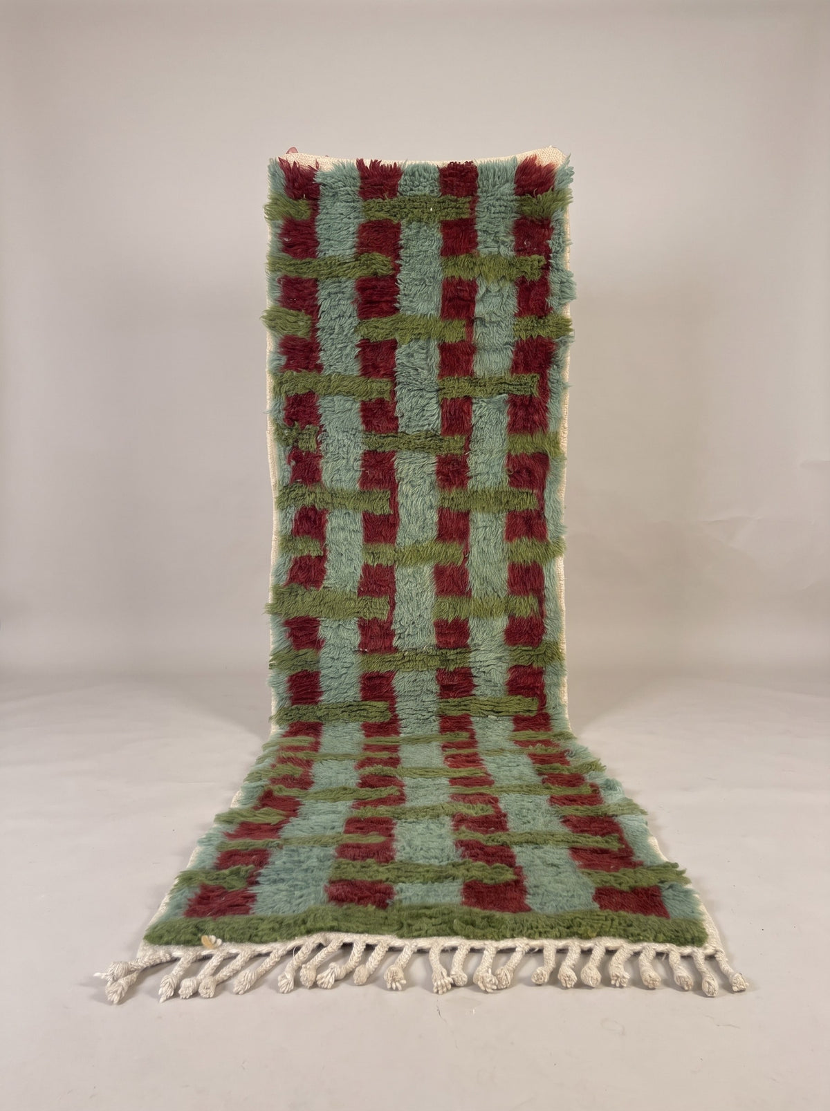 Tapis d'escalier berbère damier vert et bordeaux Oualidia suspendu, pièce unique nouée main au Maroc