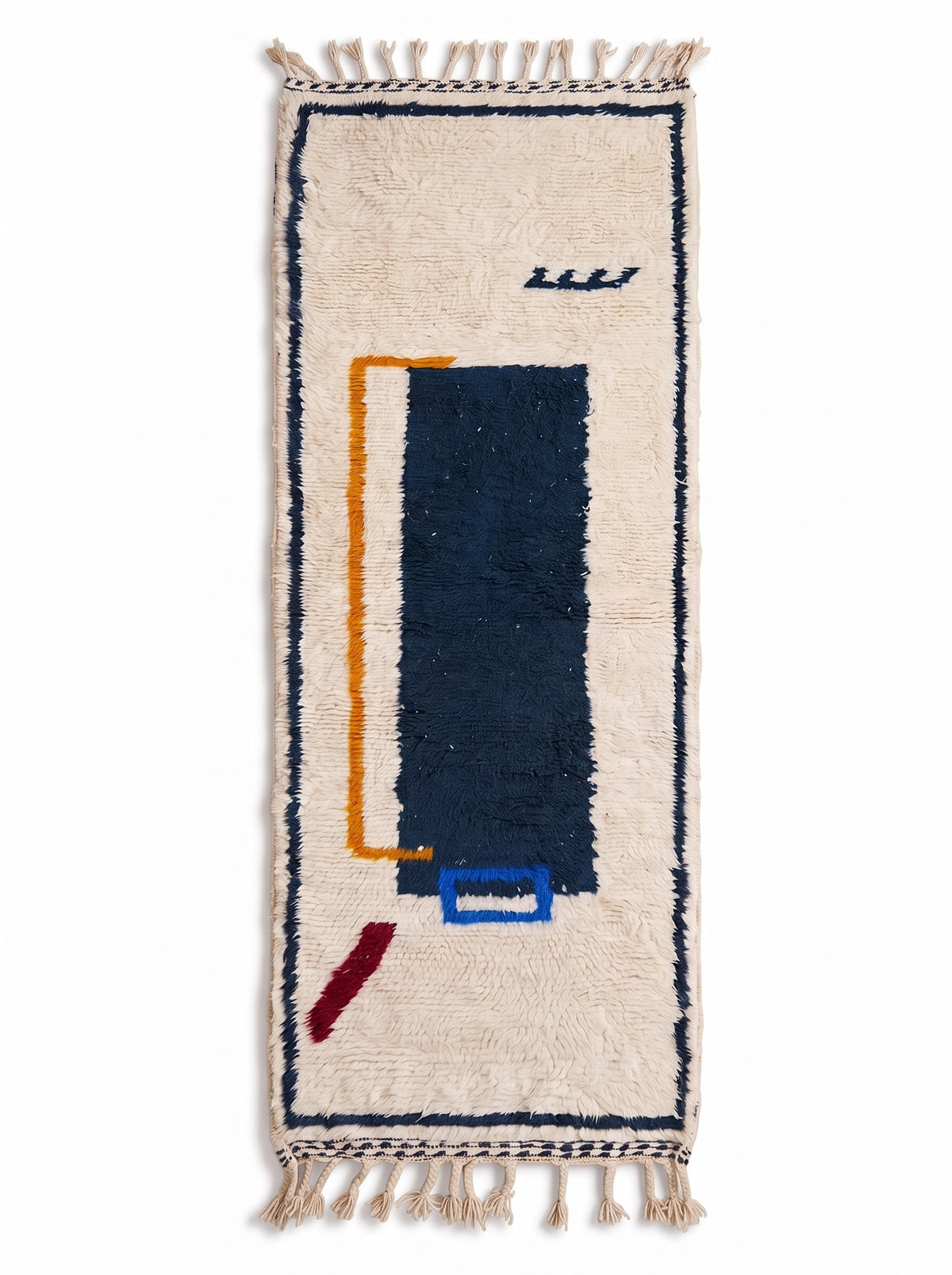 Tapis d'escalier berbère graphique blanc et bleu Bouregreg vu à plat, couloir écru à poil long, liseré marine au pourtour