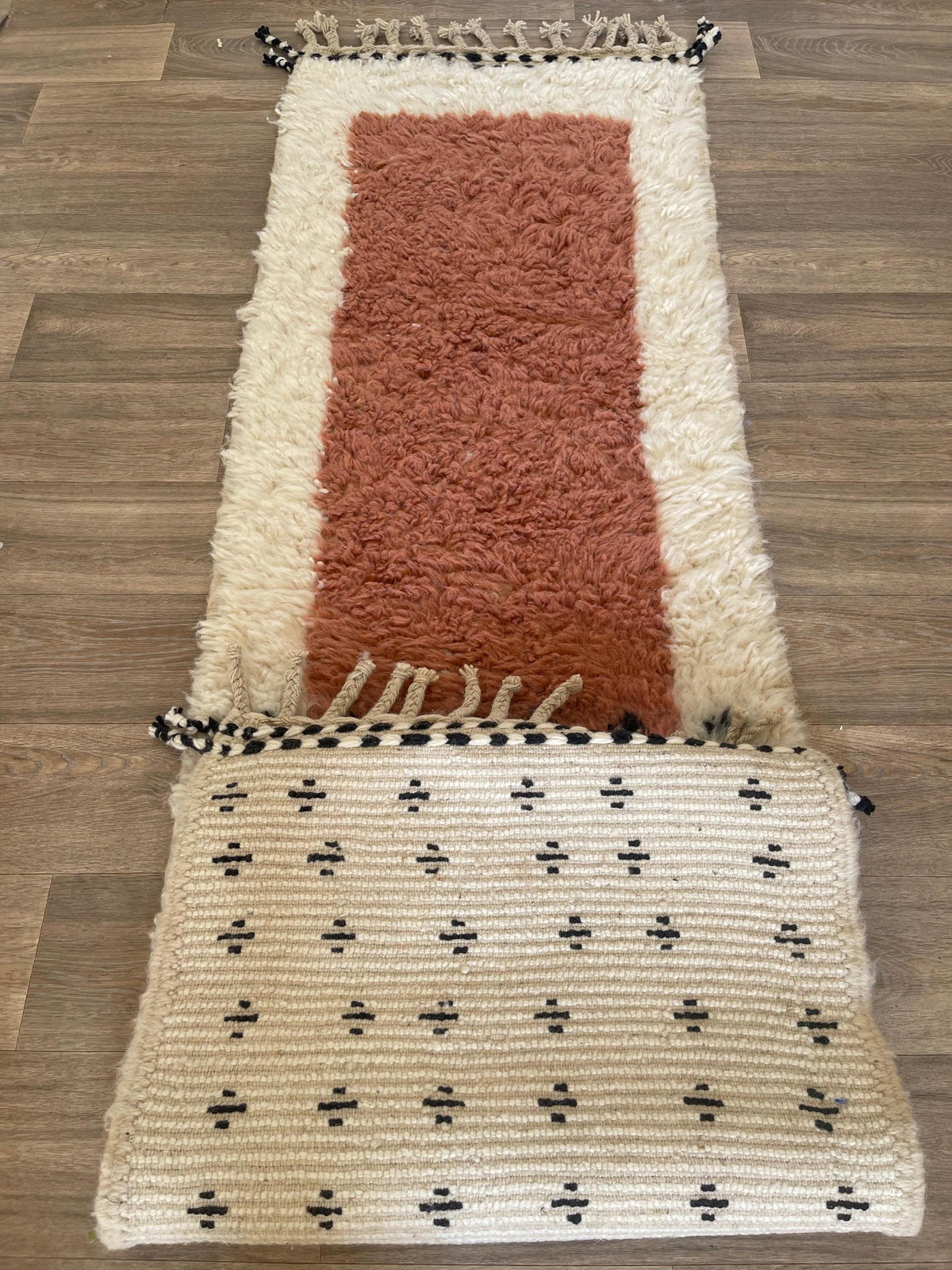 Gros plan sur l'envers du tapis d'escalier berbère Adissa, nœuds visibles sur la chaîne de coton, sans dossier