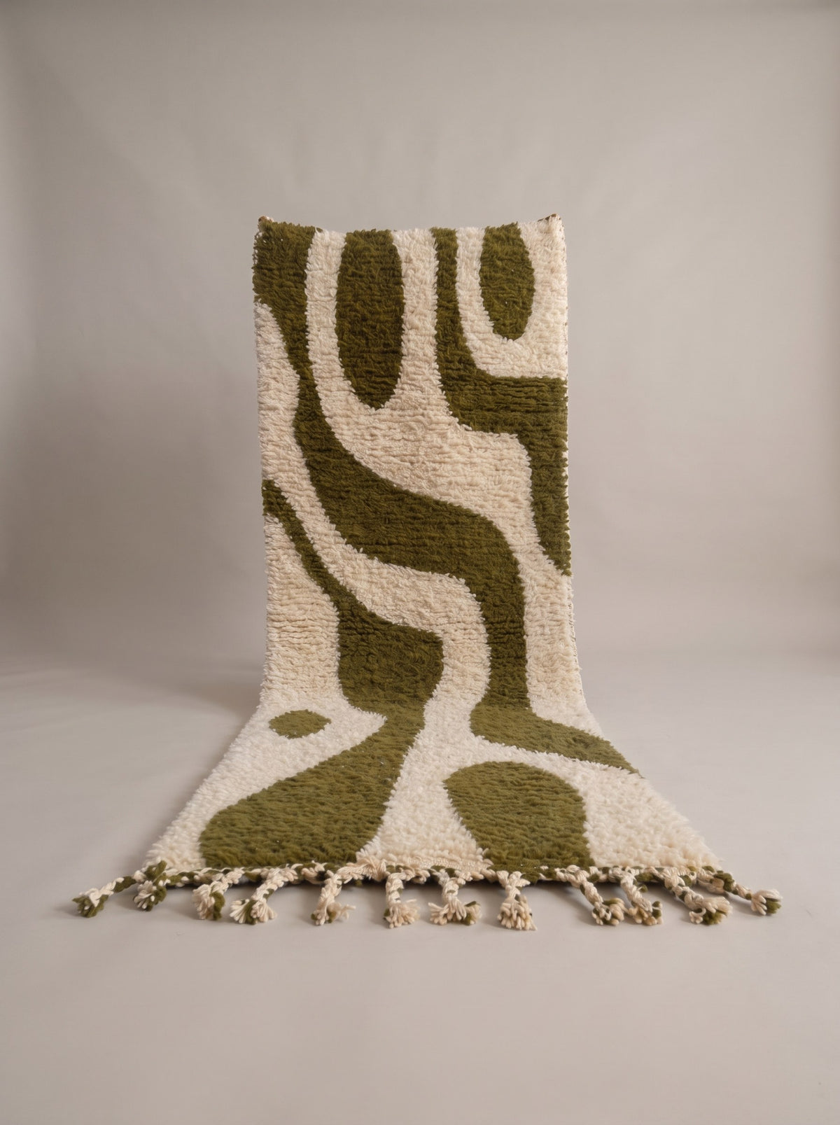 Assaka Berber stair runner, graphic, in white and olive green, hanging, one of a kind, hand-knotted in Morocco