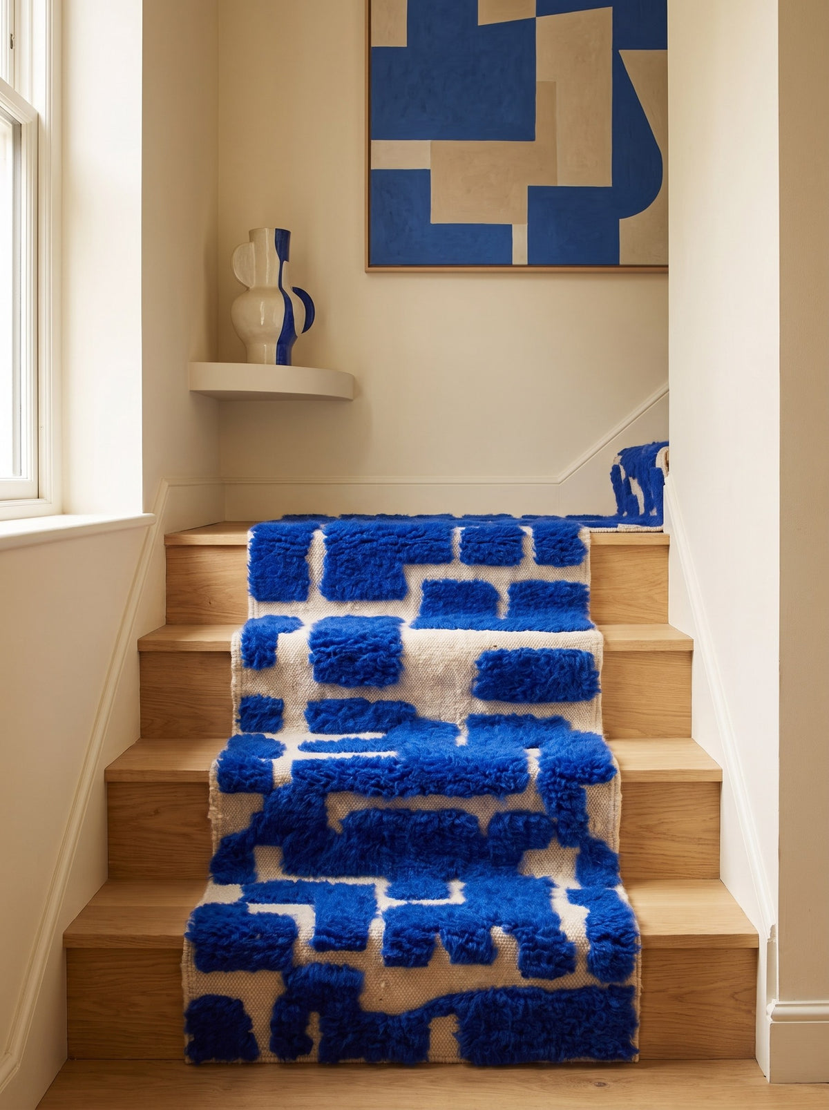 Tapis d'escalier berbère graphique bleu roi Souira sur un autre escalier, noué main au Maroc