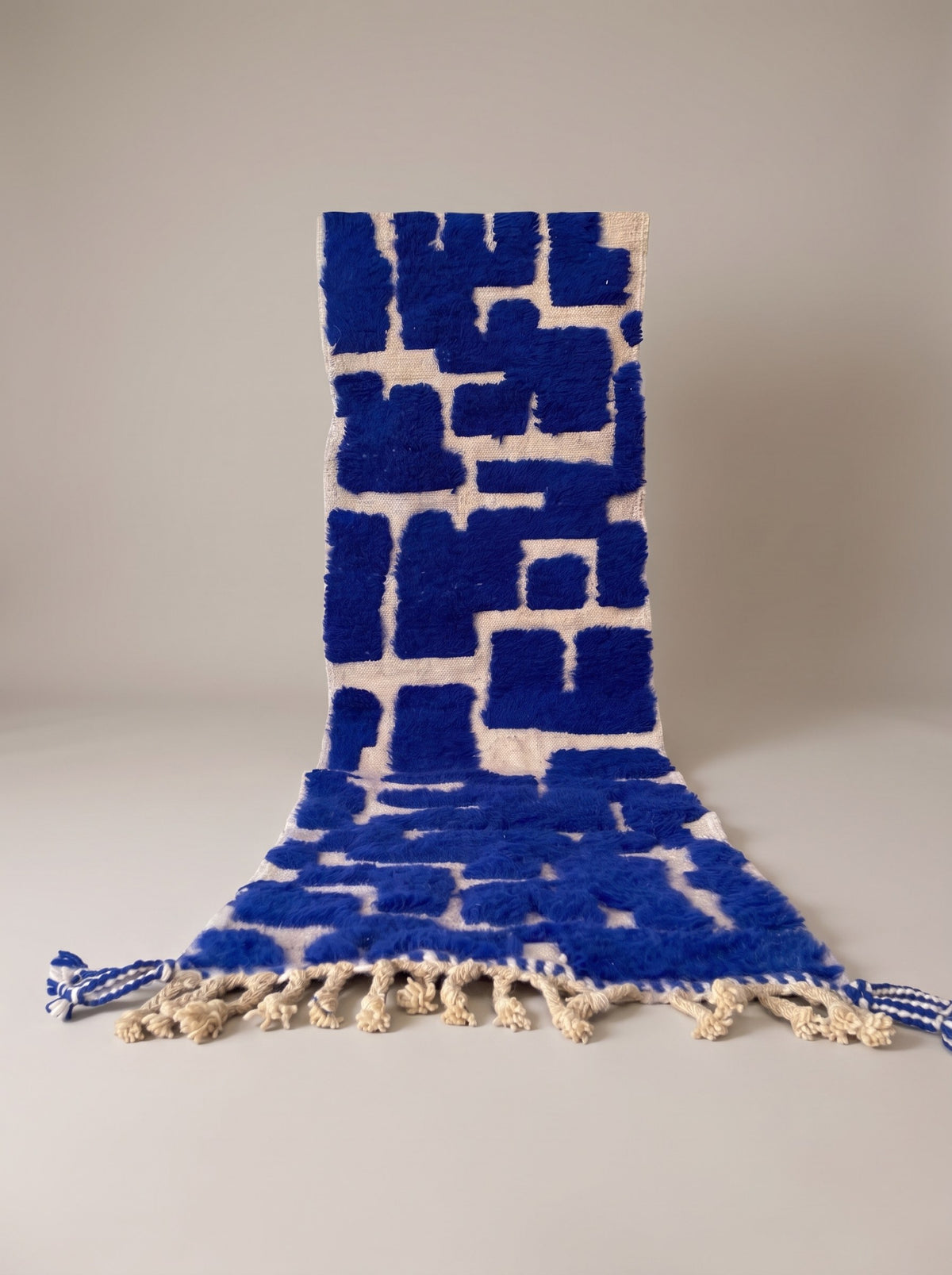 Tapis d'escalier berbère graphique bleu roi Souira suspendu, pièce unique nouée main au Maroc