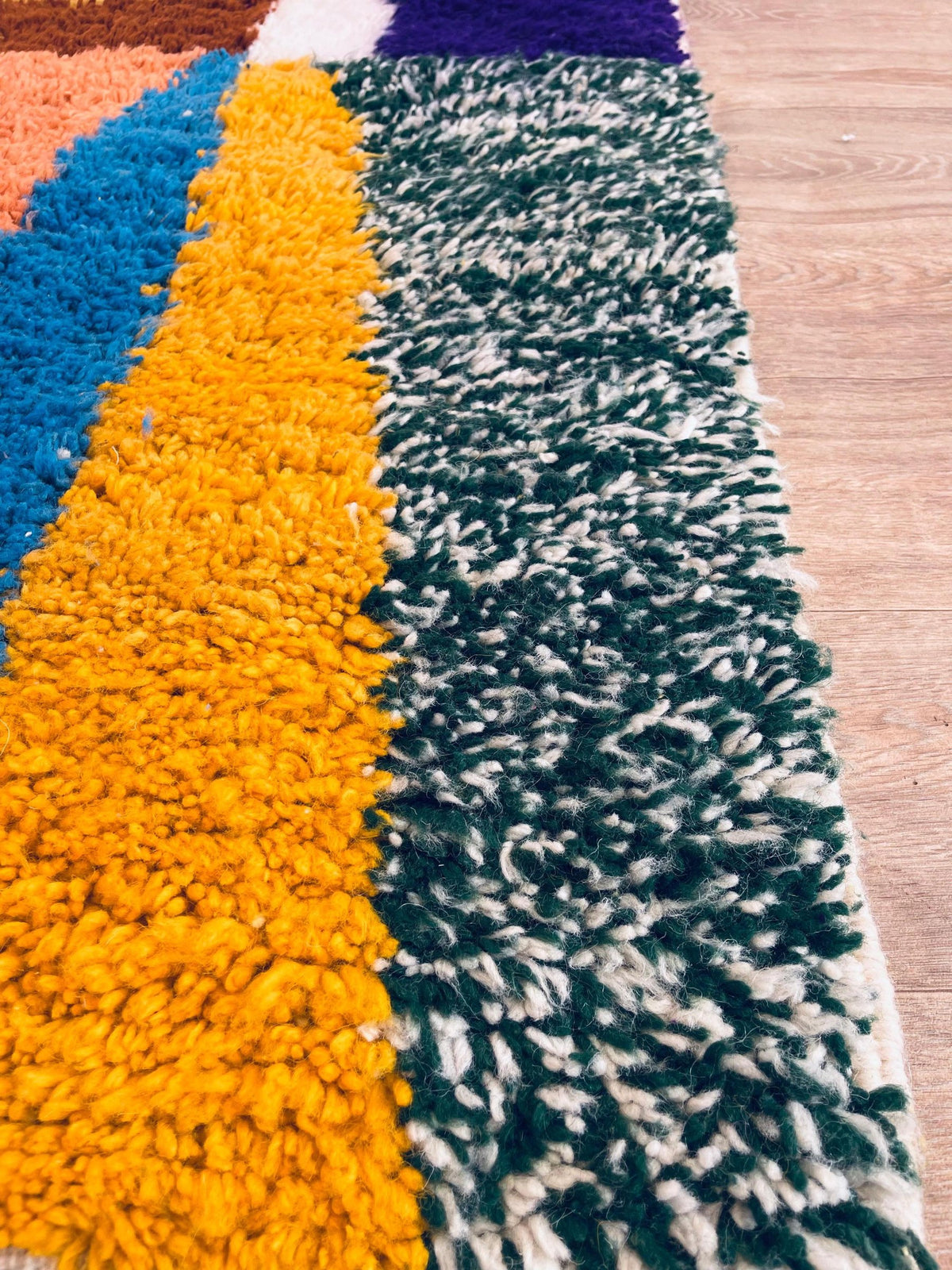 Gros plan sur la laine du tapis d'escalier berbère Belnoua, nœuds serrés et tracé du motif de près