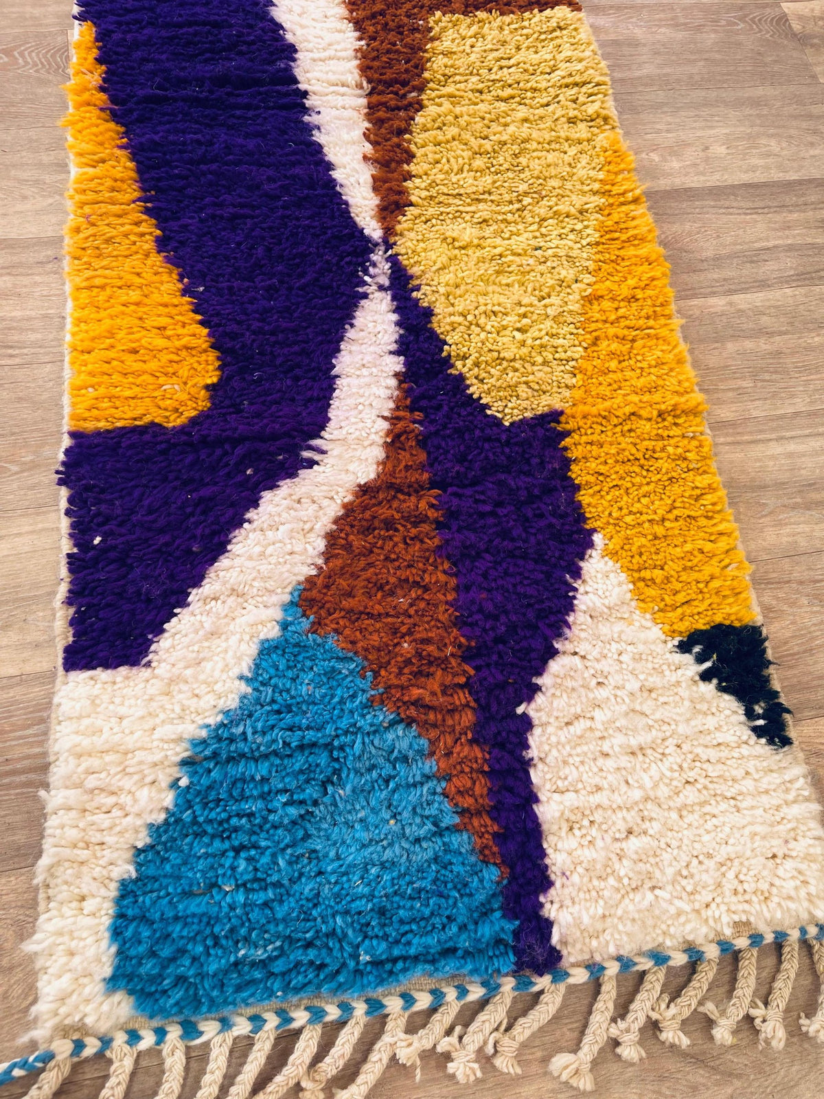 Gros plan sur un détail du tapis d'escalier berbère Belnoua, tracé irrégulier du motif fait main
