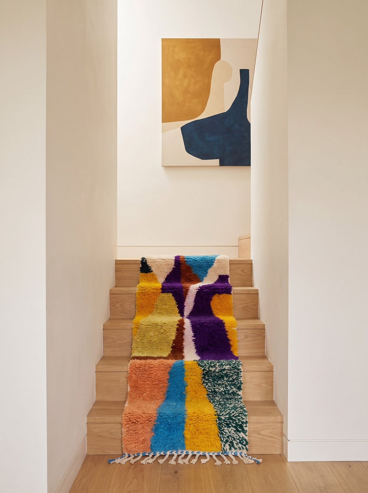 Tapis d'escalier berbère graphique multicolore Belnoua sur un escalier, noué main au Maroc