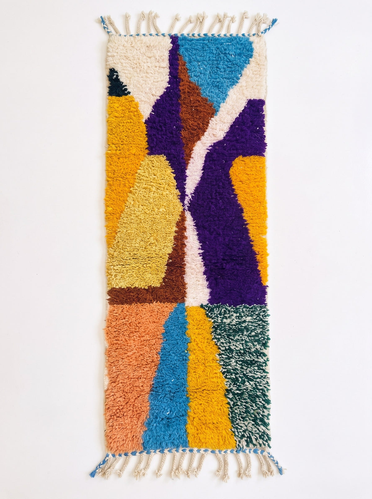 Tapis d'escalier berbère graphique multicolore Belnoua vu à plat, couloir à poil long dense, en haut blocs écru, franges écrues