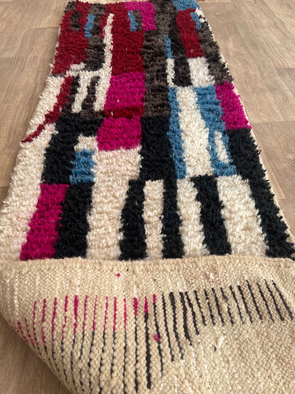 Gros plan sur l'envers du tapis d'escalier berbère Belrouan, nœuds visibles sur la chaîne de coton, sans dossier