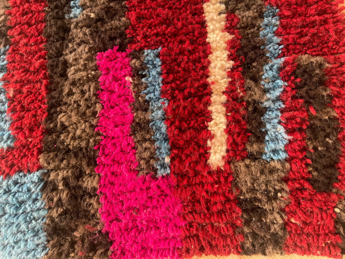 Gros plan sur la laine du tapis d'escalier berbère Belrouan, texture de la laine naturelle et nuances du poil