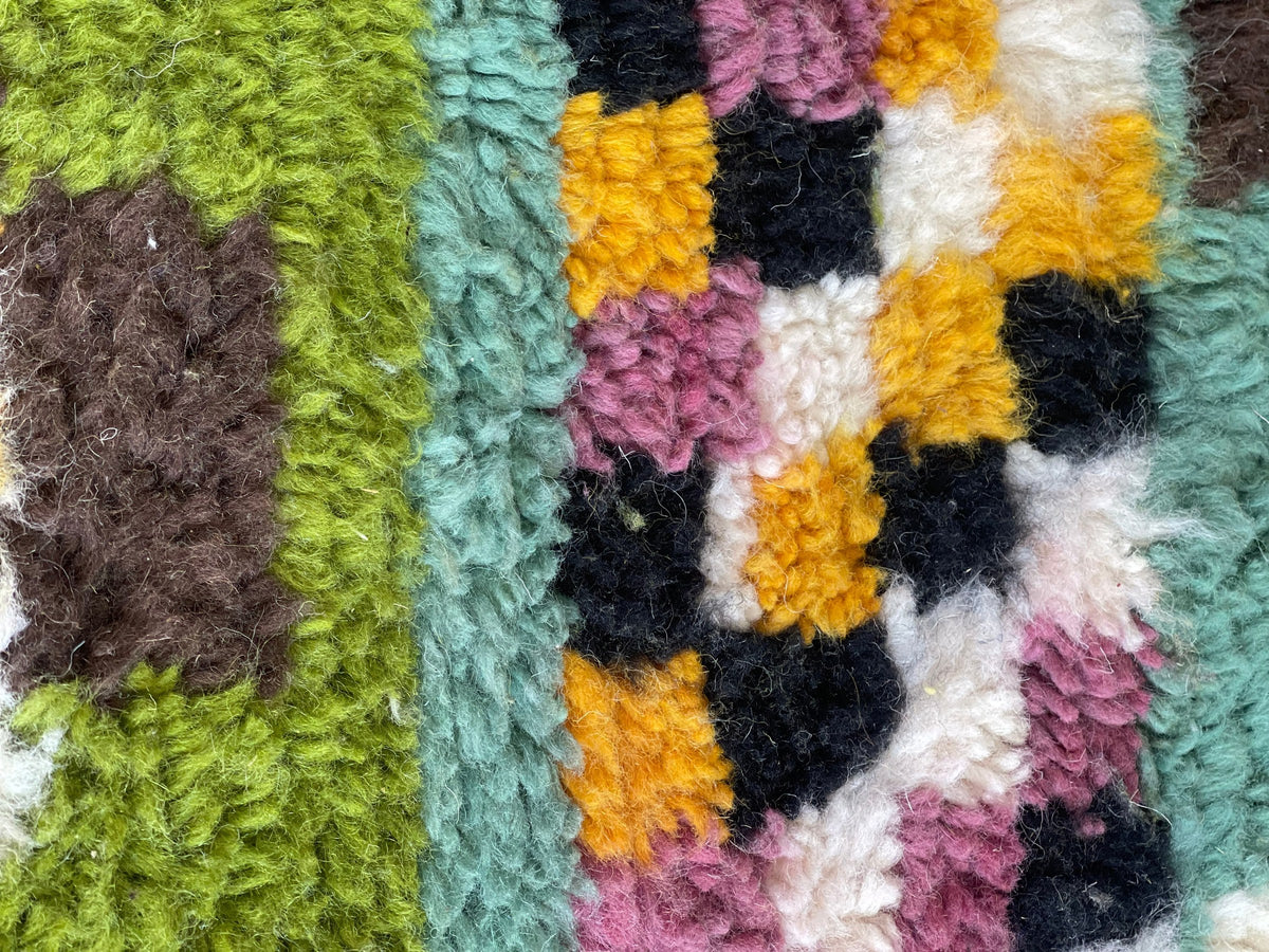 Gros plan sur la laine du tapis d'escalier berbère Kerdous, poil multicolore noué à la main
