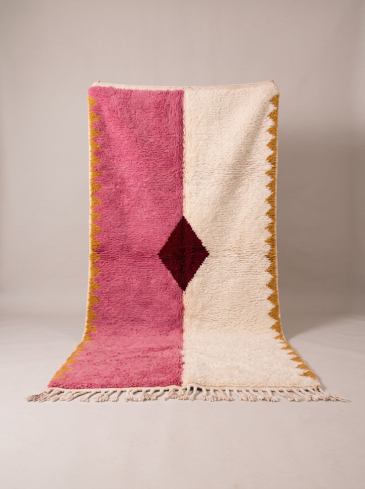 Tapis d'escalier berbère graphique rose et blanc Tadsa suspendu, pièce unique nouée main au Maroc