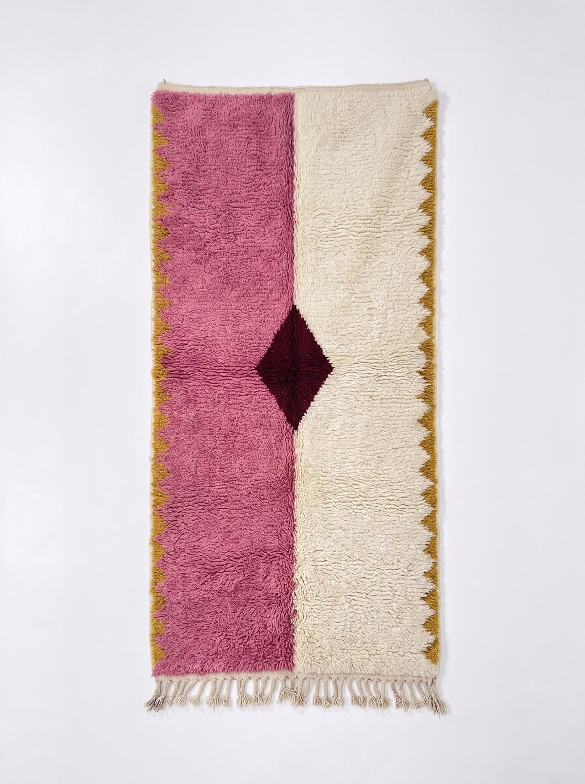 Tapis d'escalier berbère graphique rose et blanc Tadsa vu à plat, couloir à poil long en deux moitiés verticales