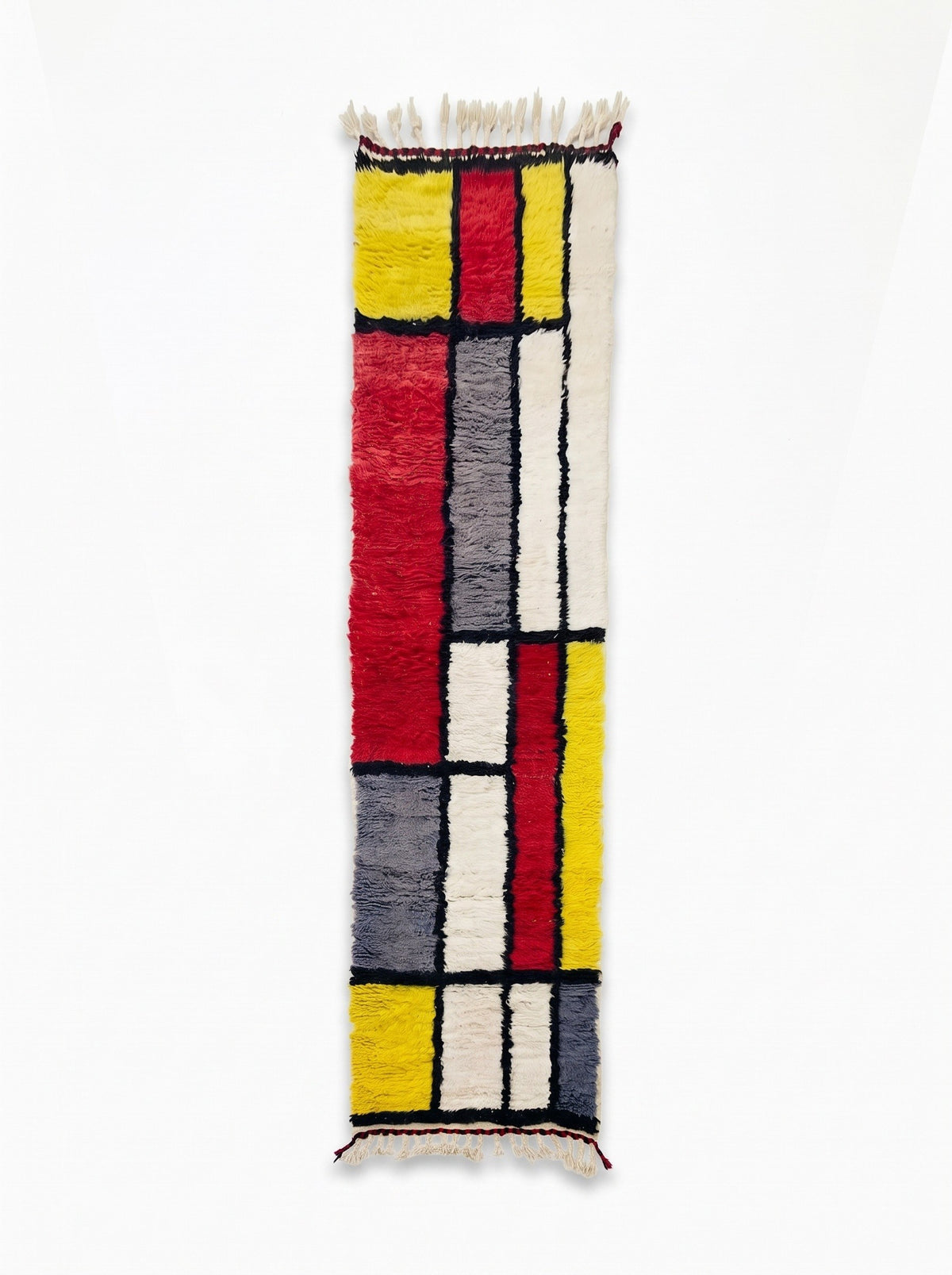 Tapis d'escalier berbère graphique rouge et jaune Azetta vu à plat, couloir façon Mondrian, grille de lignes noires épaisses