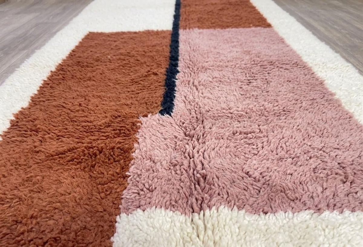 Close-up of the wool of the Dalzira Berber stair runner, long-pile sheep's wool, terracotta and pink