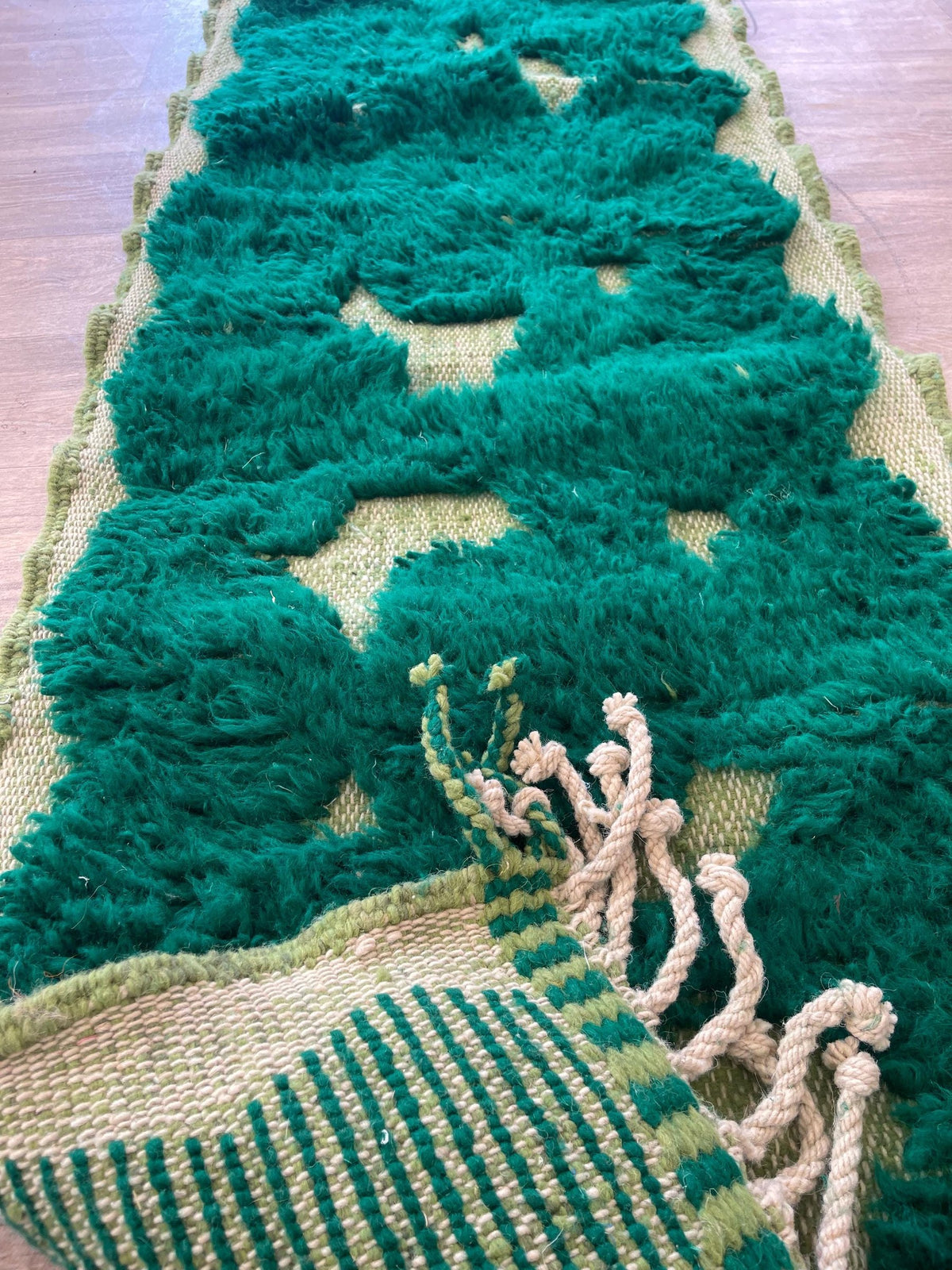 Gros plan sur l'envers du tapis d'escalier berbère Balissa, nœuds visibles sur la chaîne de coton, sans dossier