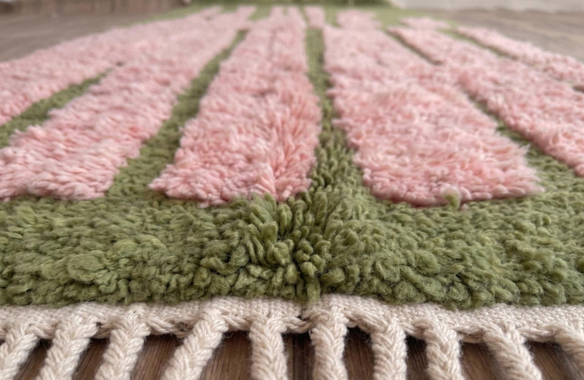 Gros plan sur les franges du tapis d'escalier berbère Figuig, écrues, nouées à la main