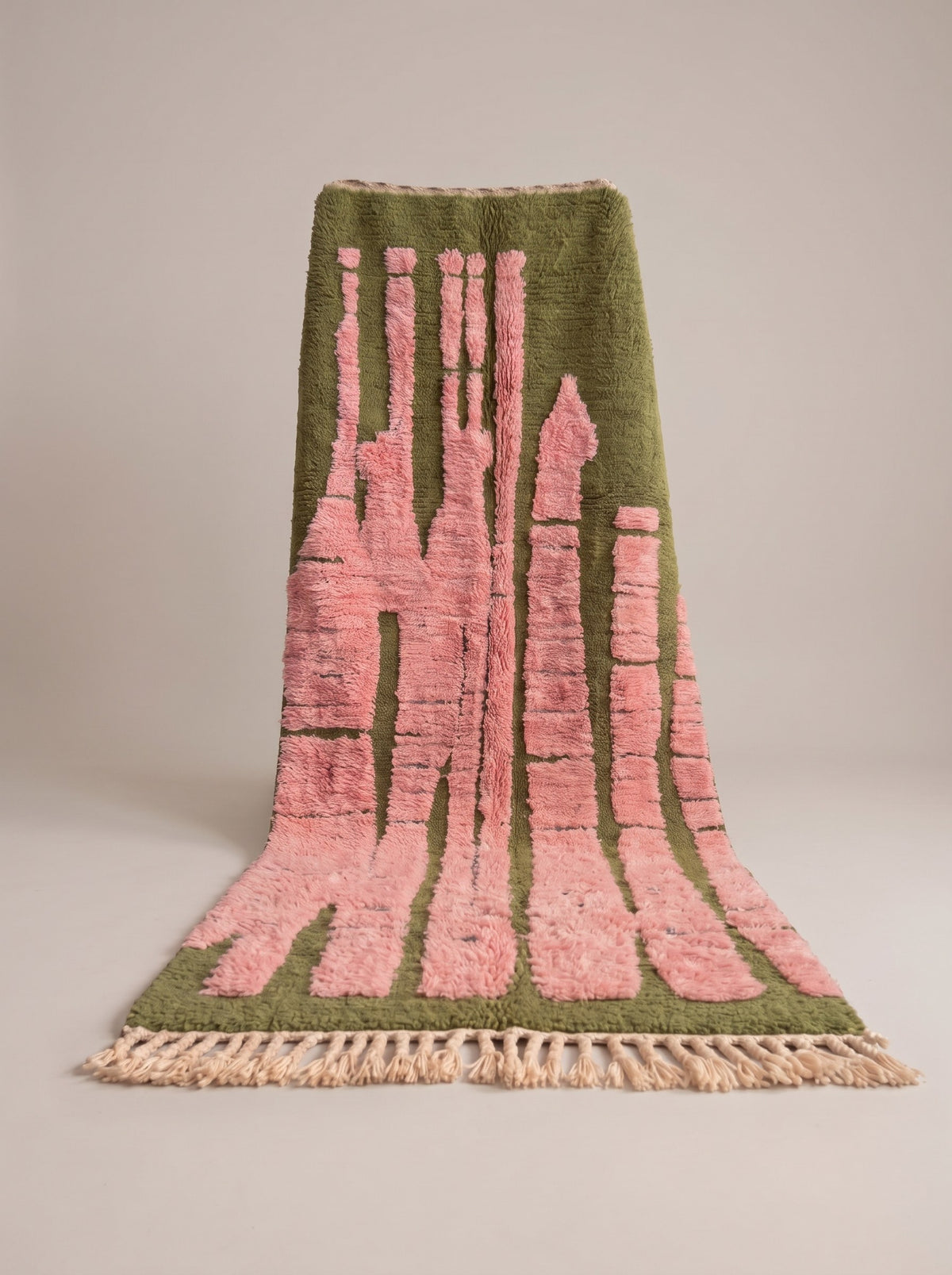 Tapis d'escalier berbère graphique vert et rose Figuig suspendu, pièce unique nouée main au Maroc