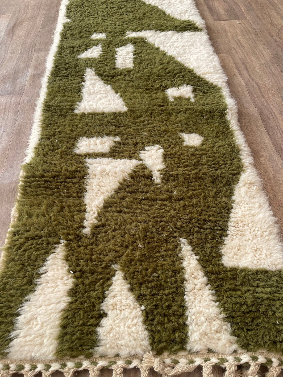 Gros plan sur un détail du tapis d'escalier berbère Tamanar, nuances de la laine et du motif de près