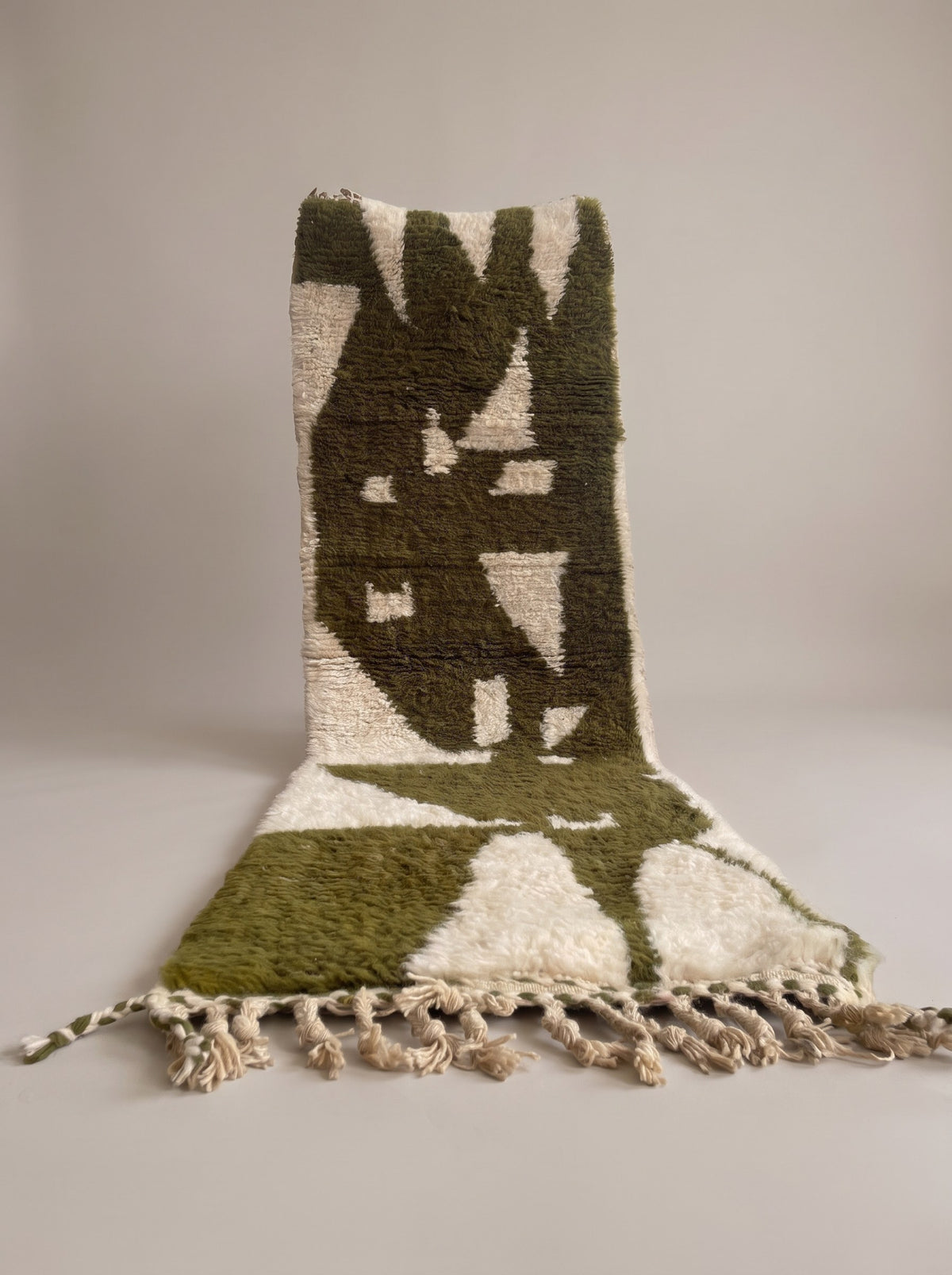 Tapis d'escalier berbère graphique vert olive Tamanar suspendu, pièce unique nouée main au Maroc