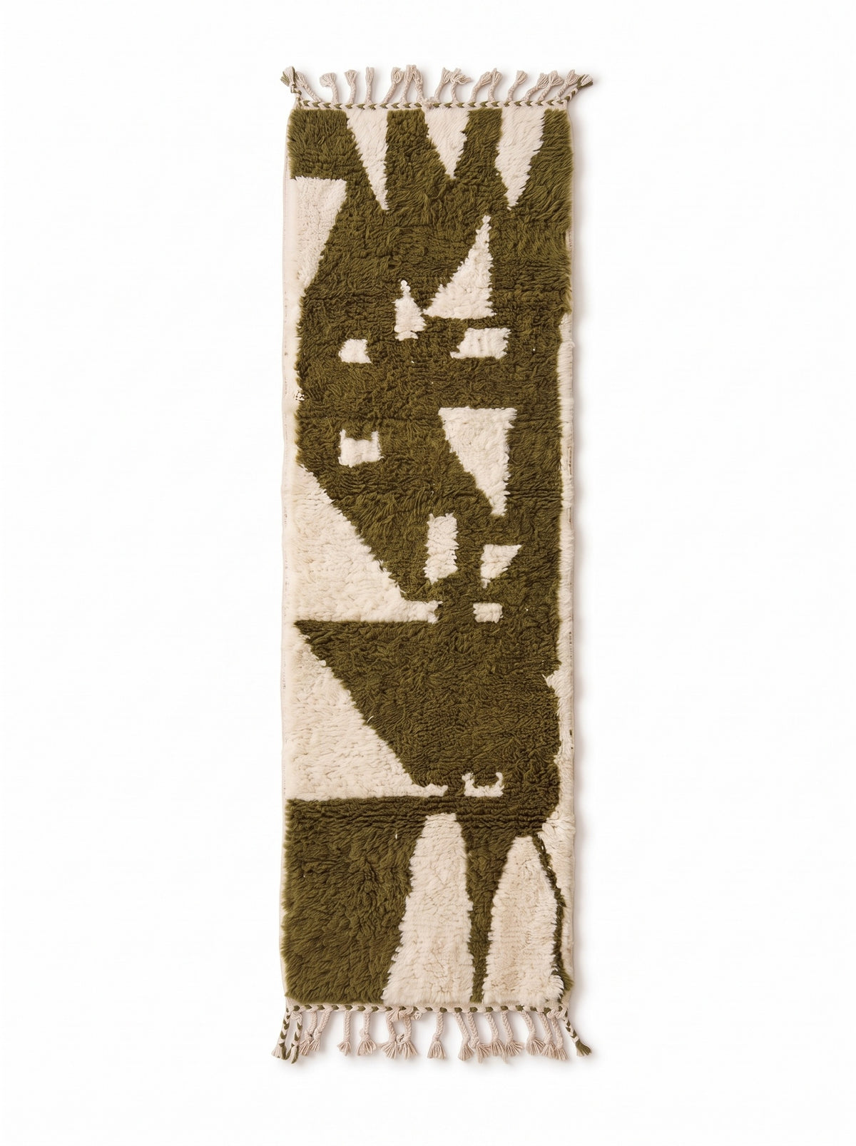 Tapis d'escalier berbère graphique vert olive Tamanar vu à plat, couloir vert olive à bords écrus irréguliers