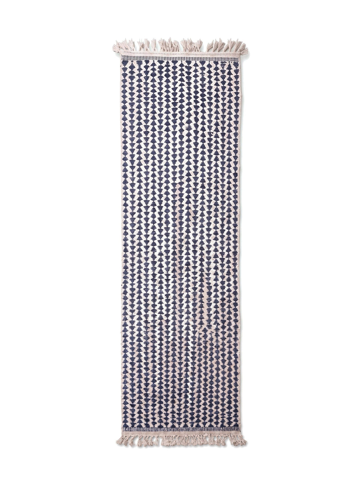 Tapis d'escalier berbère kilim blanc et bleu Tamsoult vu à plat, couloir à poil ras serré, fond ivoire, franges écrues libres