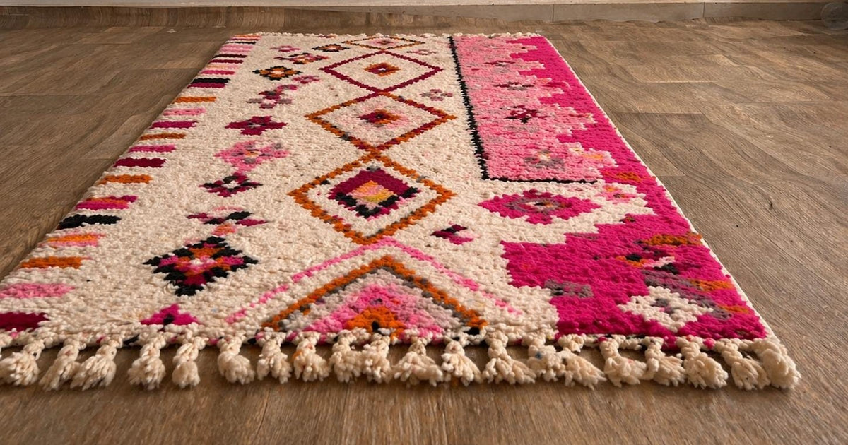 Amrawen Berber stair runner, Azilal style, in white and pink, on the floor, seen from the side, hand-knotted in Morocco