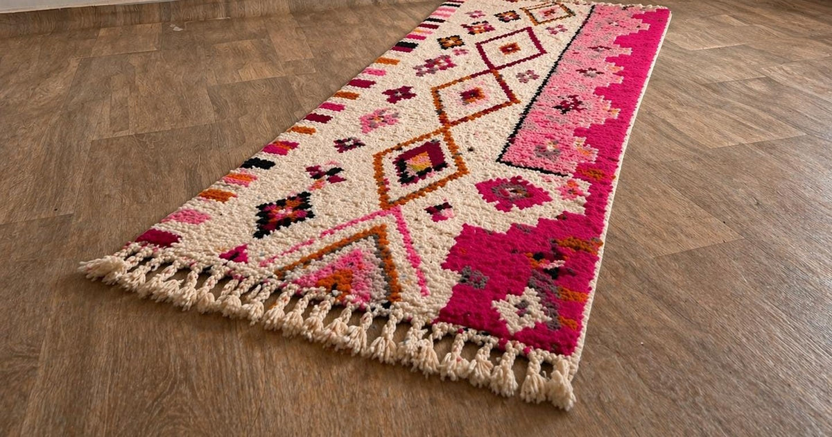Amrawen Berber stair runner, Azilal style, in white and pink, on the floor, seen at an angle, hand-knotted in Morocco