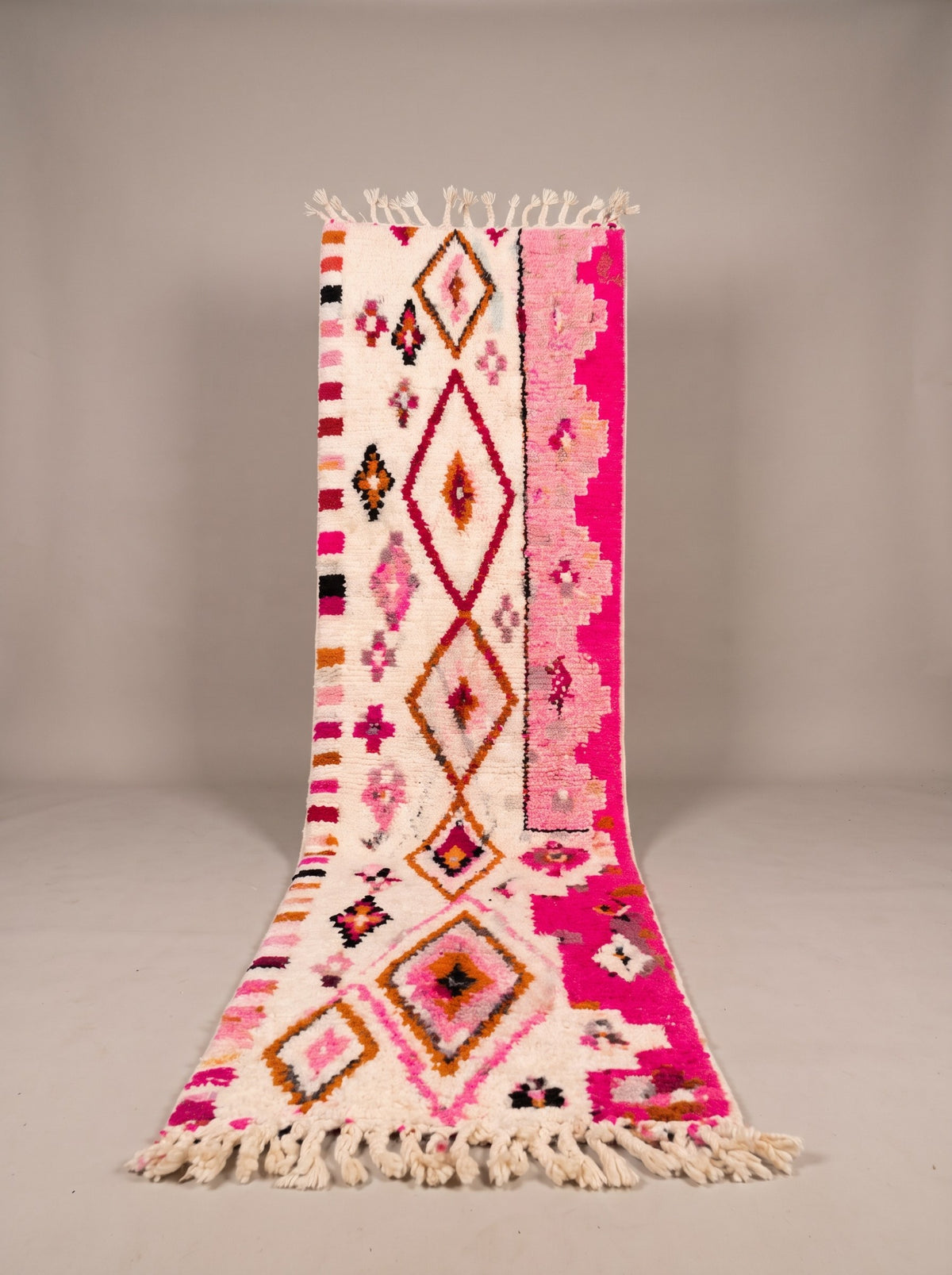 Amrawen Berber stair runner, Azilal style, in white and pink, hanging, one of a kind, hand-knotted in Morocco