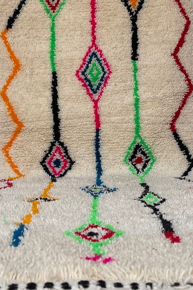 Gros plan sur la laine du tapis d'escalier berbère Rafdil, nœuds serrés et tracé du motif de près