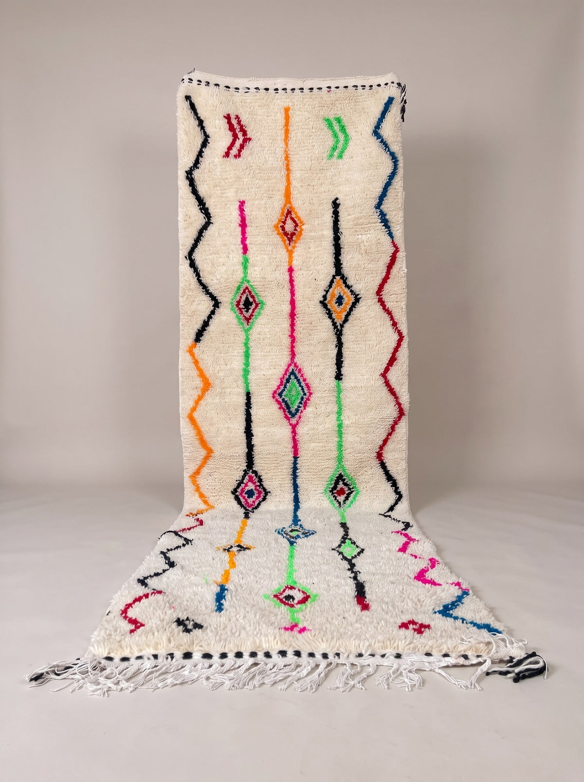 Tapis d'escalier berbère style Azilal blanc multicolore Rafdil suspendu, pièce unique nouée main au Maroc