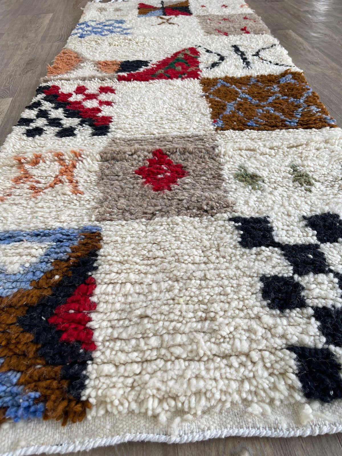 Gros plan sur un détail du tapis d'escalier berbère Hazmoud, nuances de la laine et du motif de près