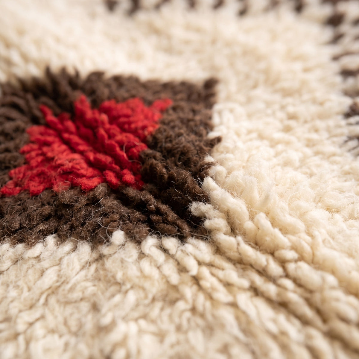 Gros plan sur un motif du tapis d'escalier berbère Hazmoud, couloir écru en patchwork sur trois colonnes
