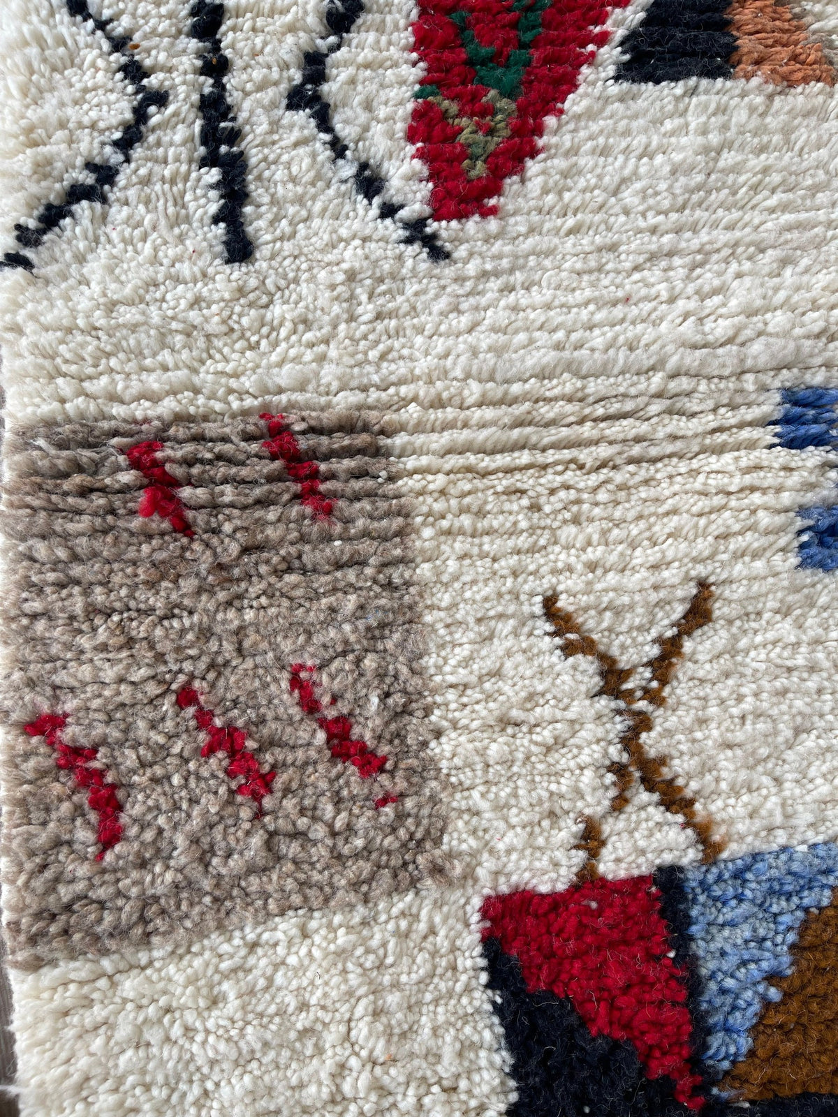 Gros plan sur la laine du tapis d'escalier berbère Hazmoud, poil multicolore noué à la main