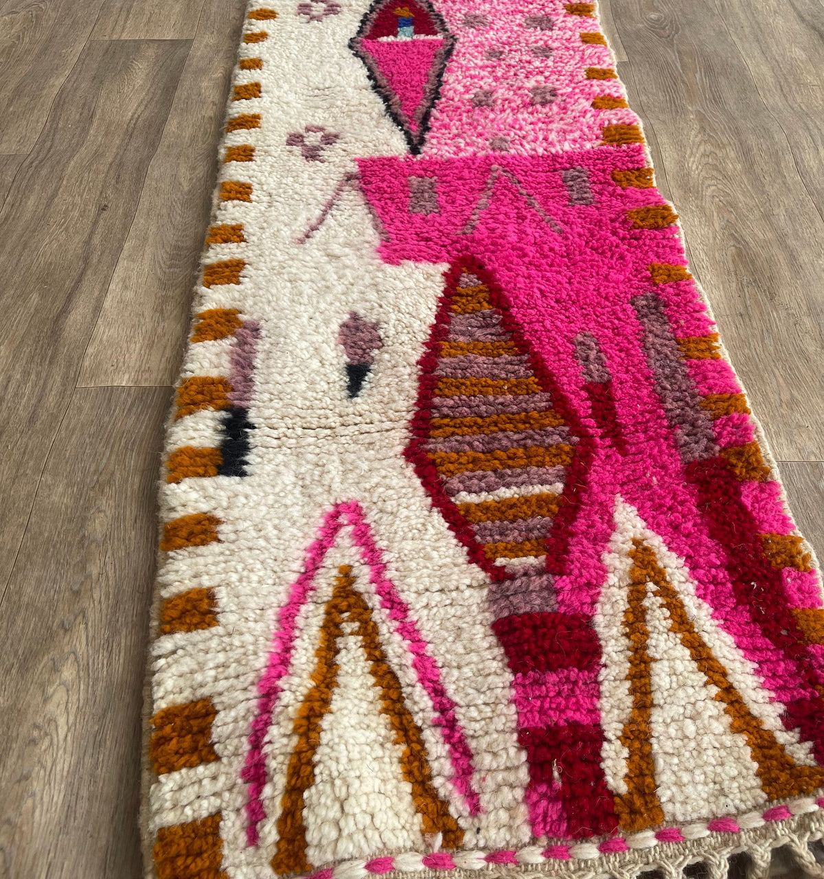 Ameln Berber stair runner, Azilal style, in pink and white on the floor, seen from the side, hand-knotted in Morocco