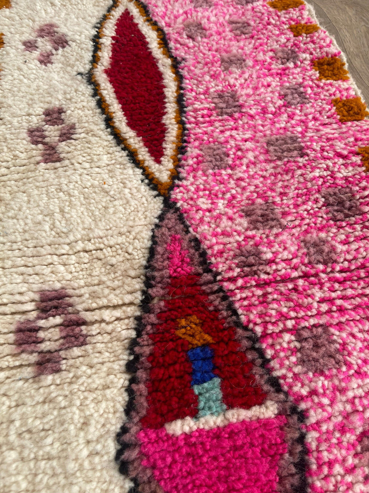 Close-up of the wool of the Ameln Berber stair runner, tight knots and the pattern outline up close