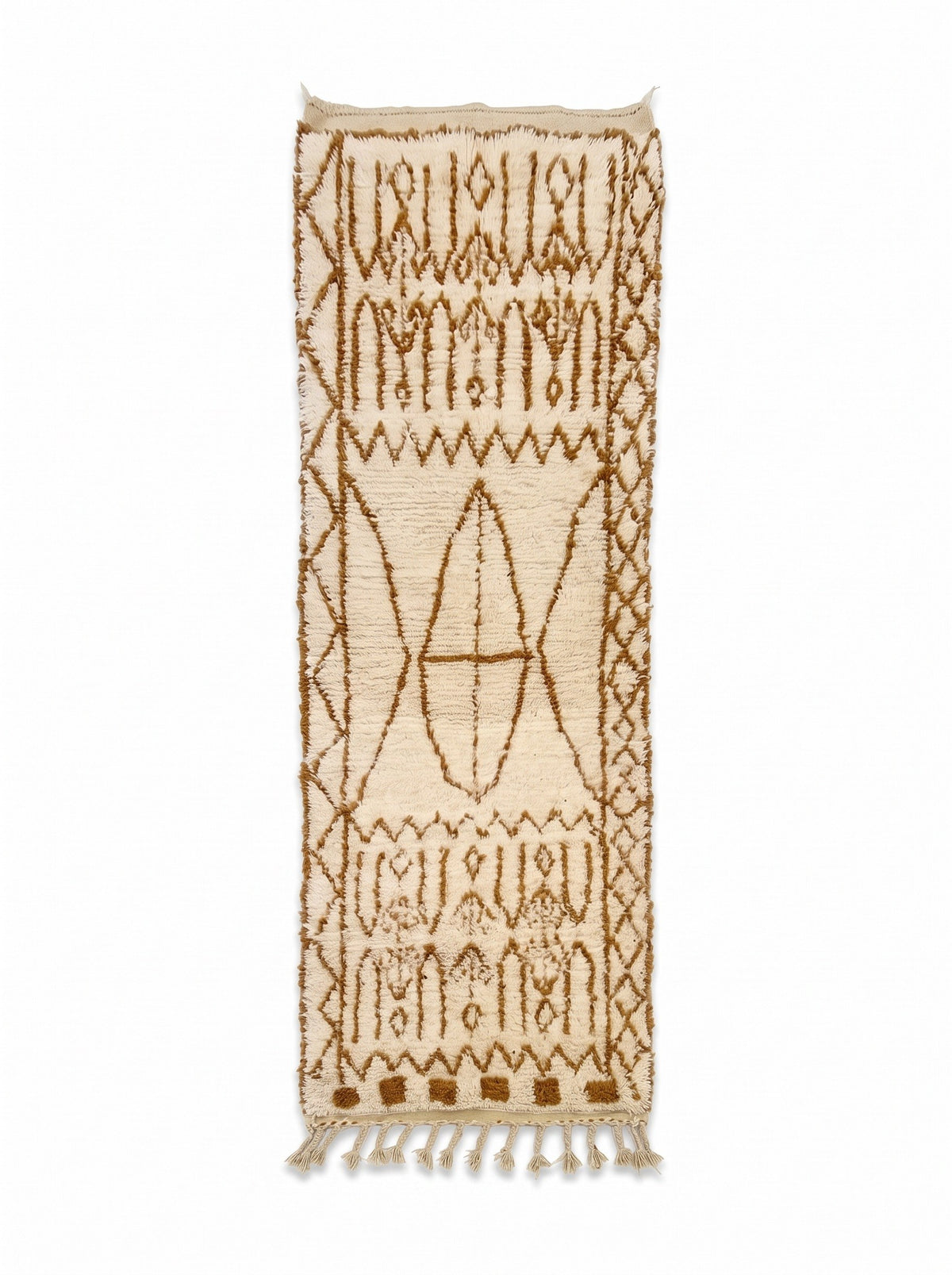 Tapis d'escalier berbère style Beni Ouarain blanc et caramel Zemroun vu à plat, couloir écru à poil long, motifs caramel