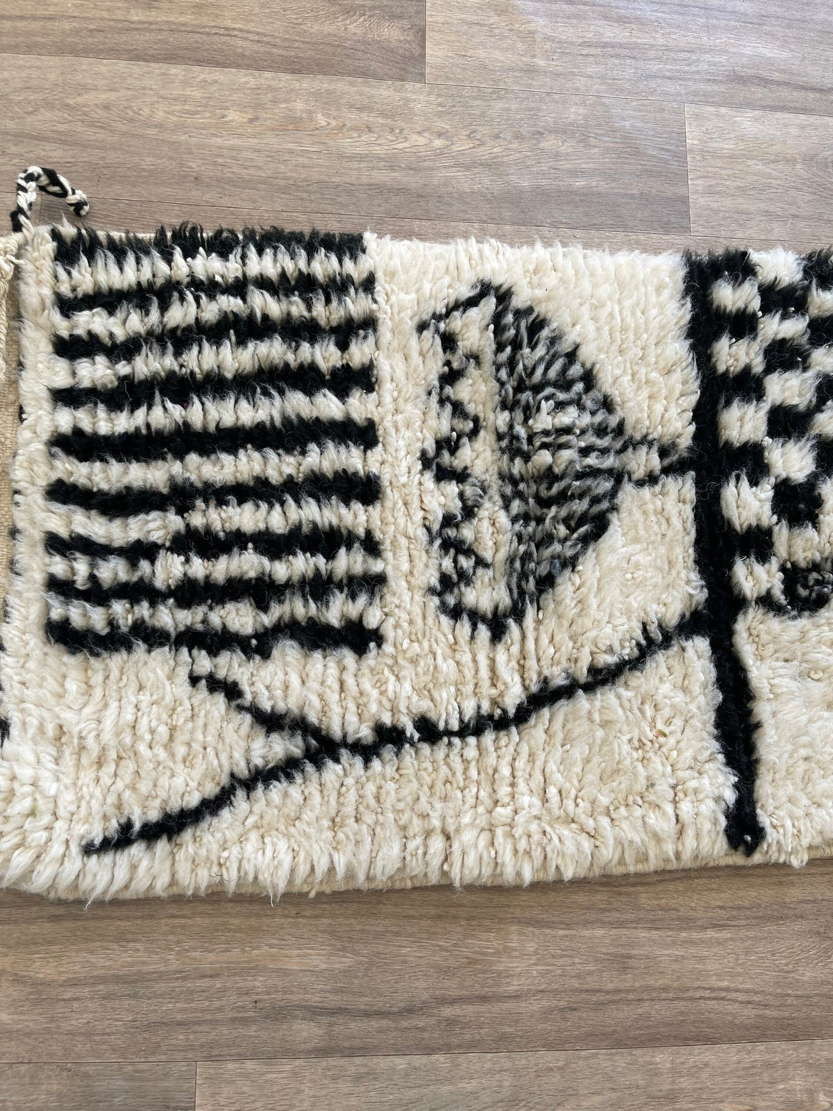 Gros plan sur un détail du tapis d'escalier berbère Chellah, tracé irrégulier du motif fait main