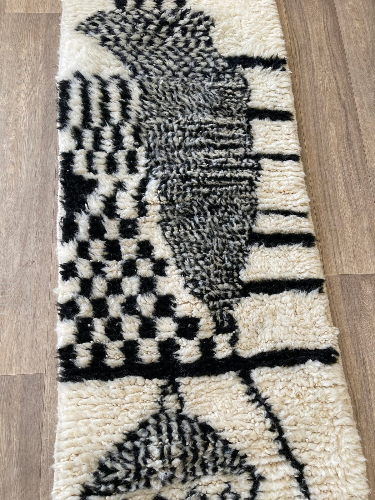 Gros plan sur un détail du tapis d'escalier berbère Chellah, nuances de la laine et du motif de près