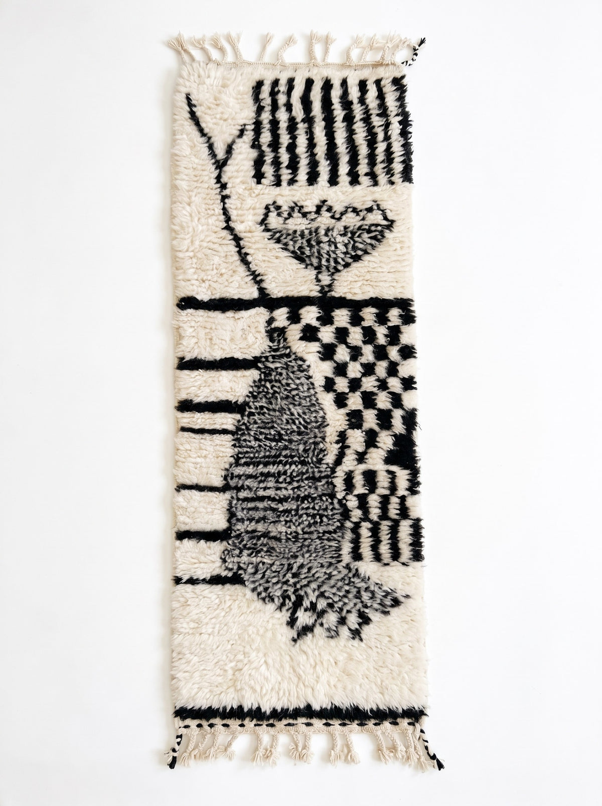 Tapis d'escalier berbère style Beni Ouarain blanc et noir Chellah vu à plat, couloir ivoire à poil long, en haut neuf rayures