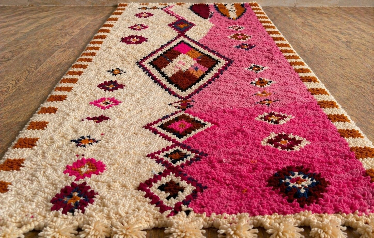 Tapis d'escalier berbère style Boujad rose et blanc Mazigh posé au sol vu de côté, noué main au Maroc