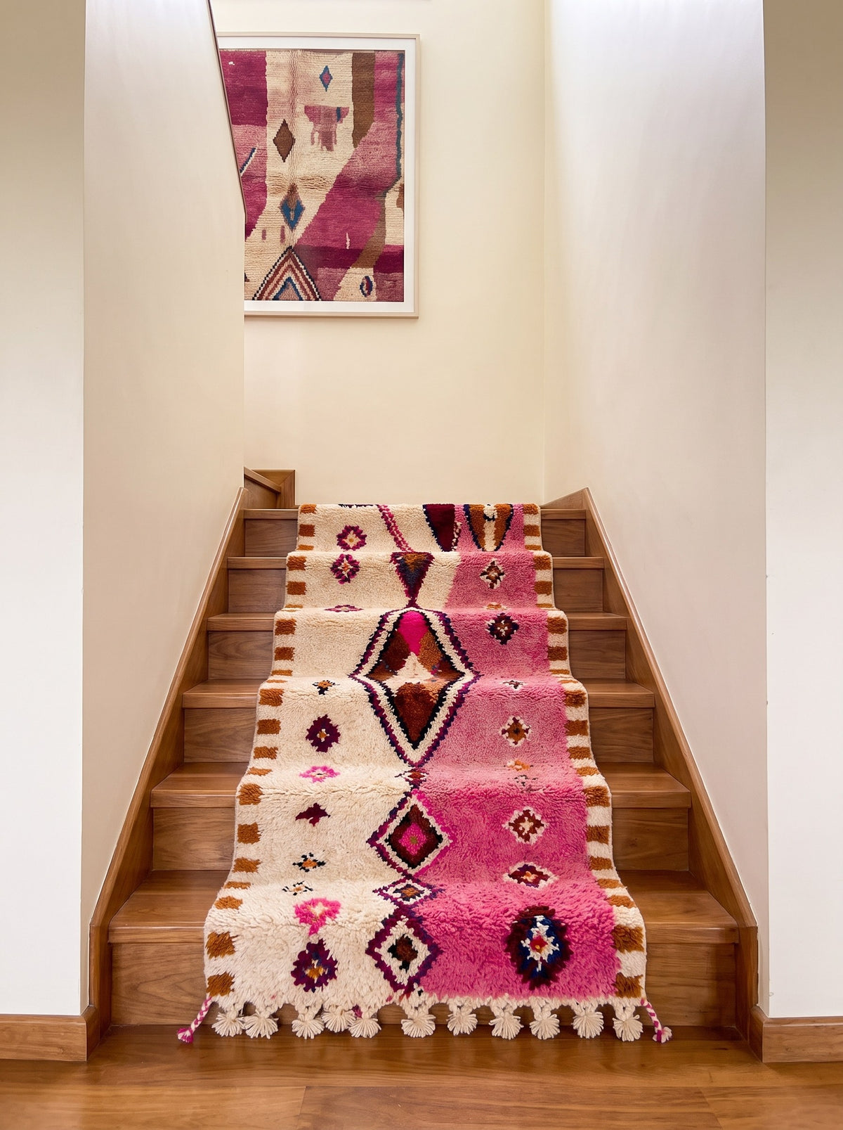 Tapis d'escalier berbère style Boujad rose et blanc Mazigh sur un troisième escalier, noué main au Maroc
