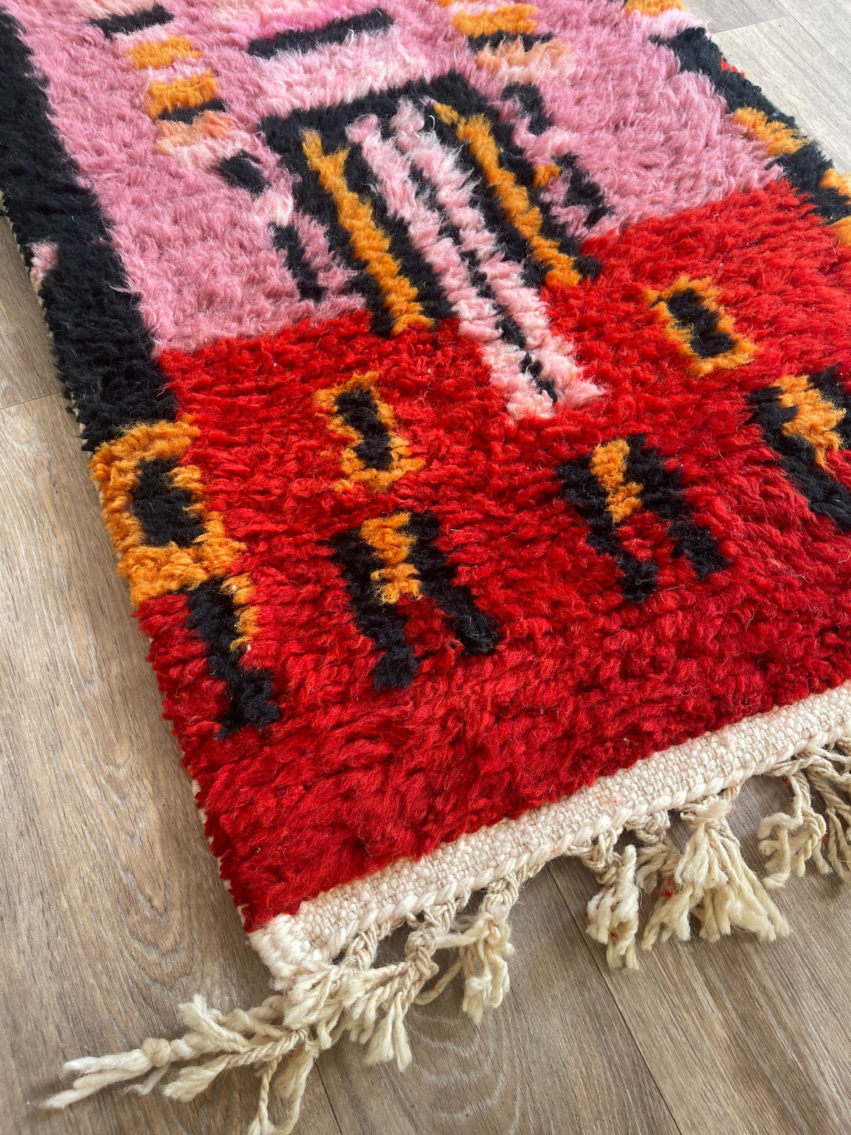 Close-up of the fringes on the Imilchil Berber stair runner, ecru, at the bottom only, knotted by hand