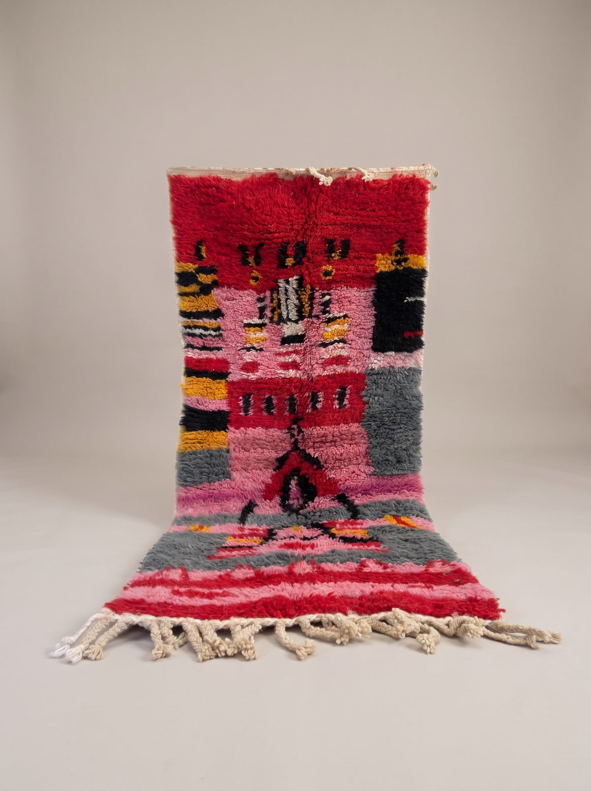Tapis d'escalier berbère style Boujad rouge et rose Rassira suspendu, pièce unique nouée main au Maroc
